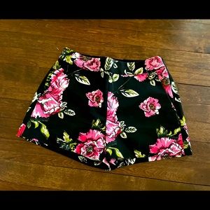 NWOT EXPRESS SHORTIE BLACK FLORAL PRINT DRESS SHORTS 0